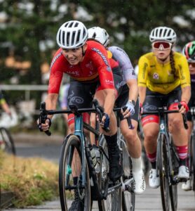 Stefanie Paul vom Team Wheel Divas an der Spitze des Feldes fahrend - Im Regen.